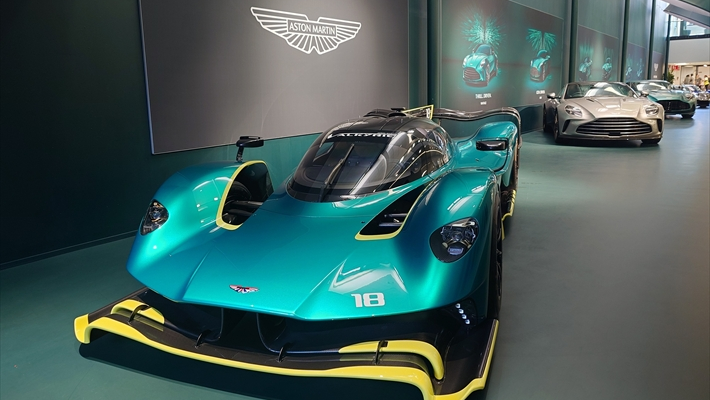 アストン マーティンに触れる旅